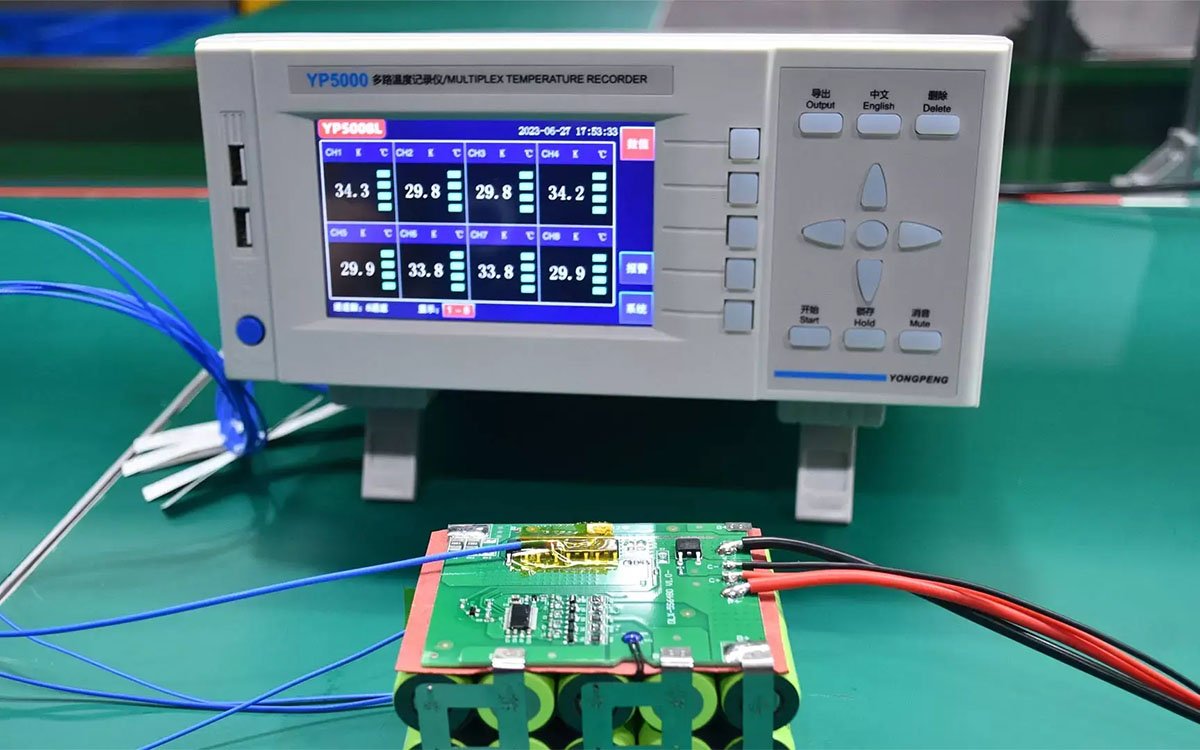 Programmable electronic load for battery discharge curve analysis in lab and R&D