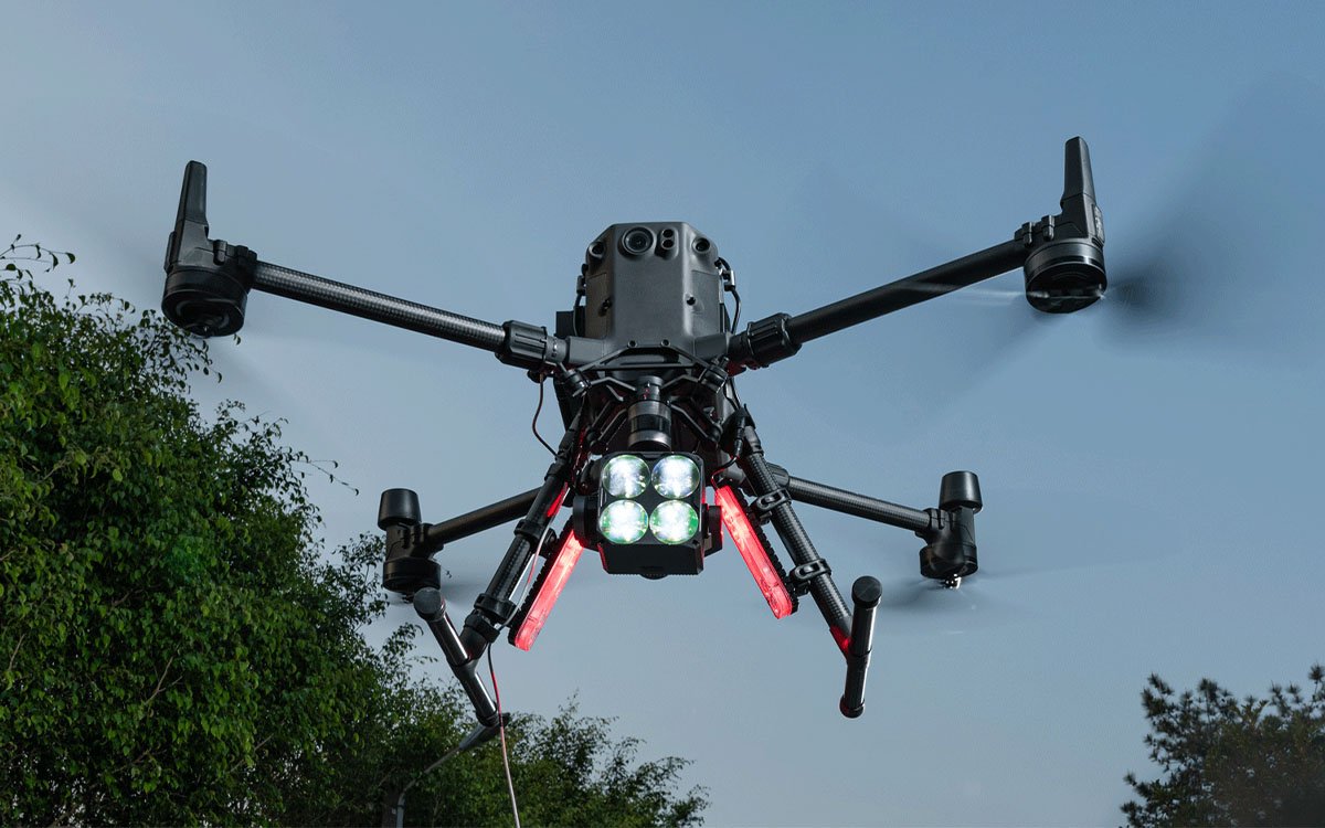 GL60 Plus DJI M350 night searchlight illuminating area