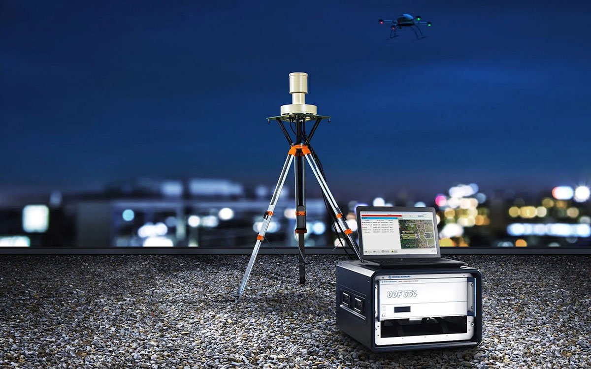Professional spectrum analyzer for lab RF spectrum monitoring and regulatory compliance